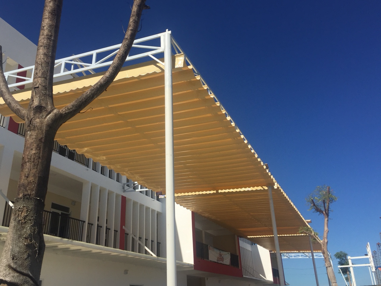 mái che sân thượng